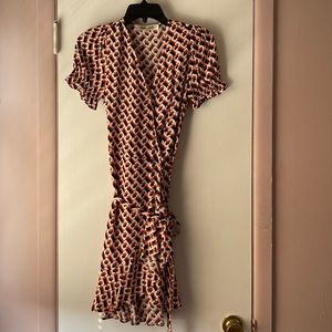 Diane Von Furstenberg short sleeve wrap dress in size XS